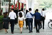 台湾多家机构接连下调经济增长预测 岛内年轻人为“薪”所困
